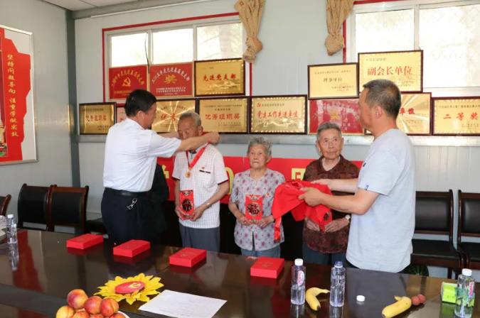 走訪慰問(wèn)老黨員 深入實(shí)際學(xué)黨史—— 市政府國(guó)資委慰問(wèn)泓源公司老黨員、困難黨員(圖2)