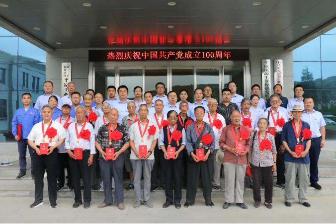 泓源公司召開“兩優(yōu)一先”表彰大會(huì)(圖8) 泓源公司召開“兩優(yōu)一先”表彰大會(huì)(圖8)