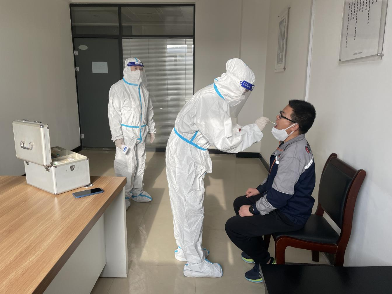 市產(chǎn)投集團(tuán)開展疫情防控應(yīng)急演練(圖3) 市產(chǎn)投集團(tuán)開展疫情防控應(yīng)急演練(圖3)