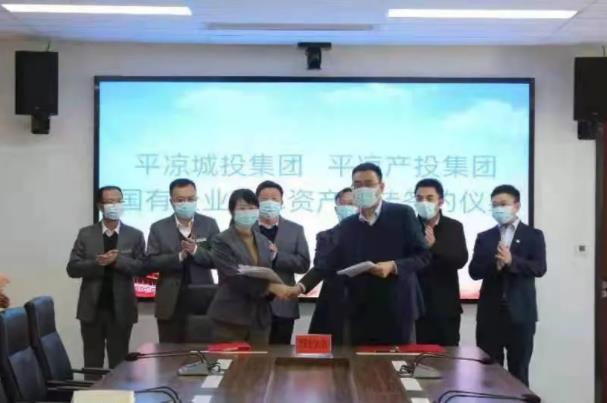 市產(chǎn)投集團(tuán)與市城投集團(tuán)舉行簽約儀式(圖2) 市產(chǎn)投集團(tuán)與市城投集團(tuán)舉行簽約儀式(圖2)