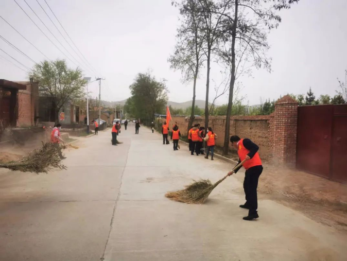 市產(chǎn)投集團赴包抓共建村社開展衛(wèi)生清掃志愿服務活動(圖2) 市產(chǎn)投集團赴包抓共建村社開展衛(wèi)生清掃志愿服務活動(圖2)