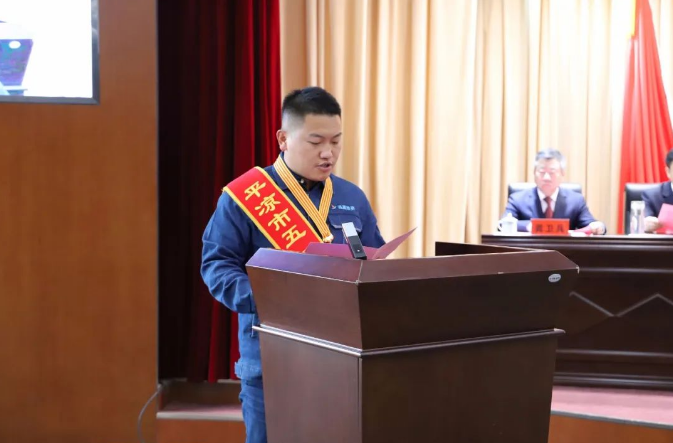 喜報(bào)！市產(chǎn)投集團(tuán)員工楊李榮獲2022年平?jīng)鍪形逡粍趧?dòng)獎(jiǎng)?wù)?圖2)