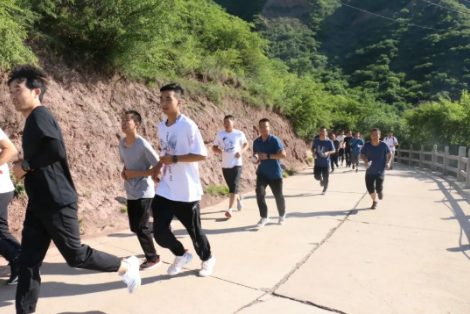 助力文旅市場(chǎng) 展示產(chǎn)投風(fēng)采——市產(chǎn)投集團(tuán)組織開(kāi)展員工登山比賽活動(dòng)(圖3) 助力文旅市場(chǎng) 展示產(chǎn)投風(fēng)采——市產(chǎn)投集團(tuán)組織開(kāi)展員工登山比賽活動(dòng)(圖3)