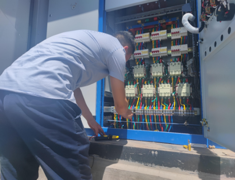 市產(chǎn)投集團宜浩園林公司對園區(qū)路燈配電設施開展專項巡檢工作(圖2) 市產(chǎn)投集團宜浩園林公司對園區(qū)路燈配電設施開展專項巡檢工作(圖2)