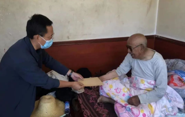 市產(chǎn)投集團(tuán)赴幫扶村對(duì)接工作并慰問(wèn)困難黨員(圖2) 市產(chǎn)投集團(tuán)赴幫扶村對(duì)接工作并慰問(wèn)困難黨員(圖2)